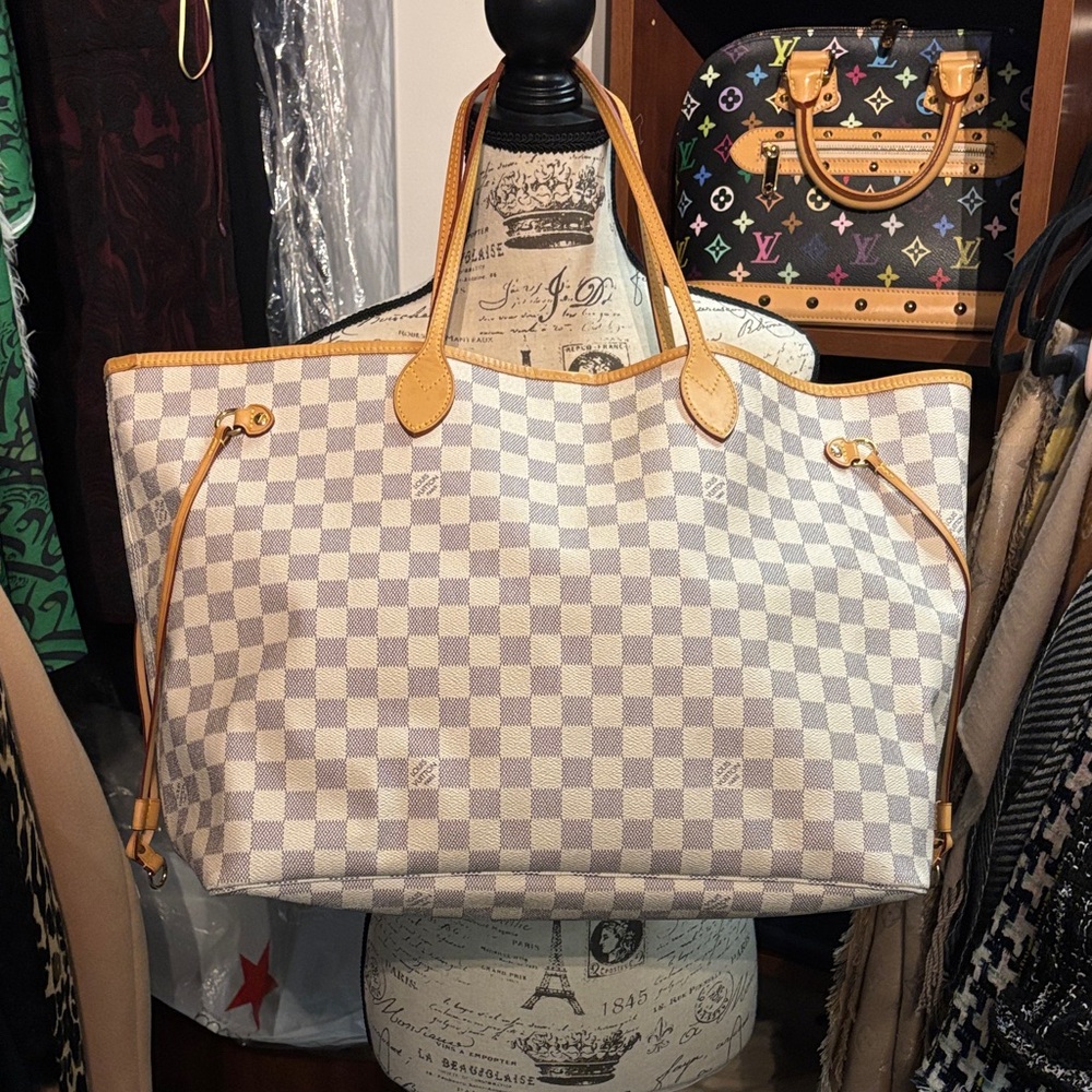 Louis Vuitton Neverfull GM Damier Azur in excellent Preloved condition.